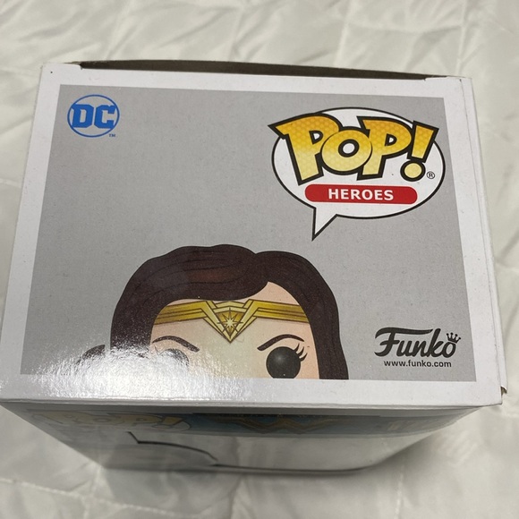 Wonder Woman Funko Pop - Picture 3 of 6